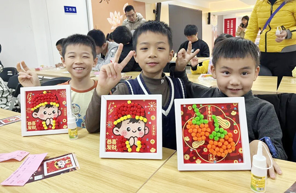 孩子们展示制作好的“福”字相框画