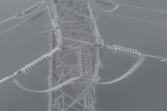 1月3日，桂林資源縣內110千伏中兩線覆冰情況。唐增航攝