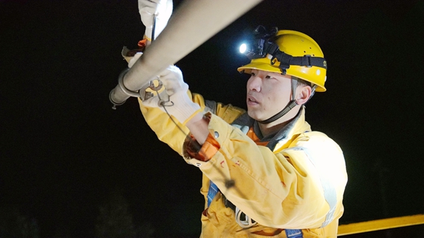 青年突击队成员在检修设备。蔡星宏摄