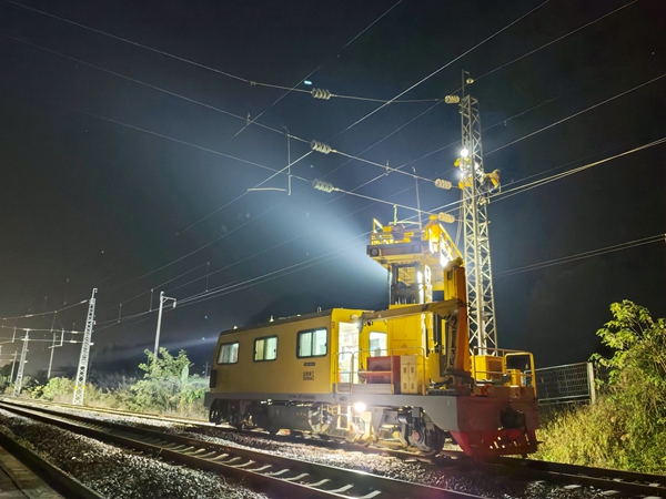 青年突擊隊成員在檢修接觸網設備。蔡星宏攝