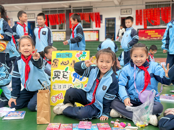 南宁市衡阳路小学学生参加校园商品交易会活动。学校供图