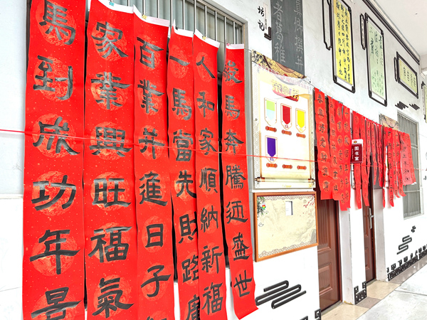 南宁市衡阳路小学学生撰写新春主题对联。学校供图
