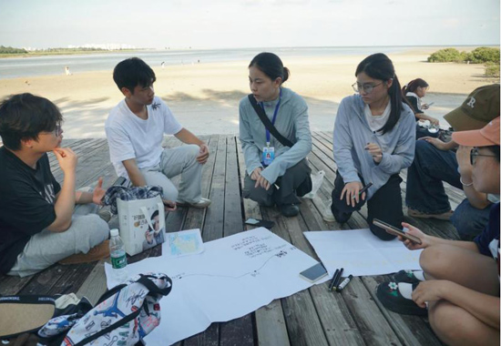 在北海銀灘開展研學活動。北海職業學院供圖