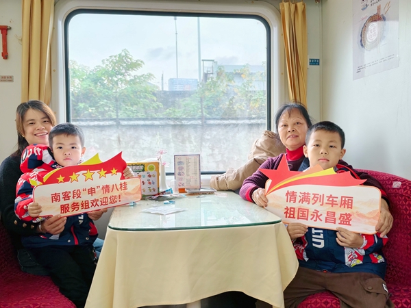 參加活動的旅客合影。