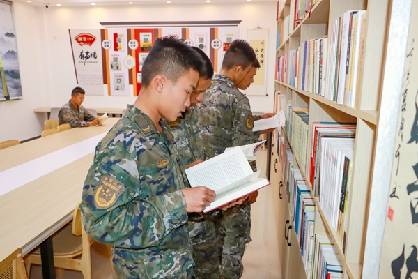 武警官兵們在強軍書屋閱讀書本。