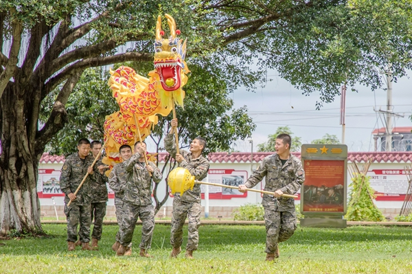 武警官兵們在進行舞龍表演。