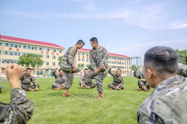 武警官兵們在開展文體活動。
