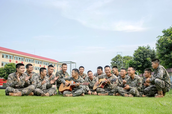 武警官兵們在合唱歌曲。