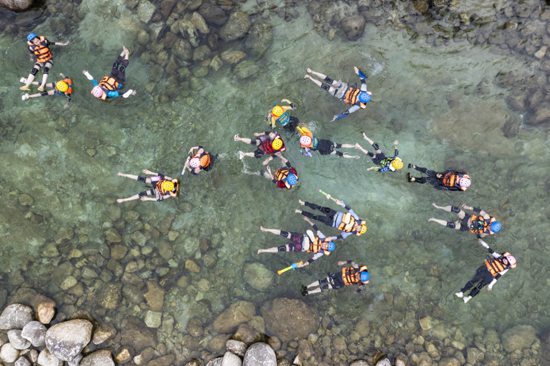 2025年,猫儿山脚下慵懒闲适的“窝囊漂”火爆各平台,深受游客喜爱。广旅桂林投资公司供图