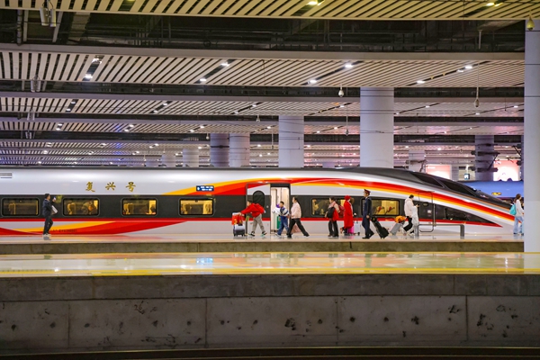 旅客在南寧東站安全有序出行。封榮權攝