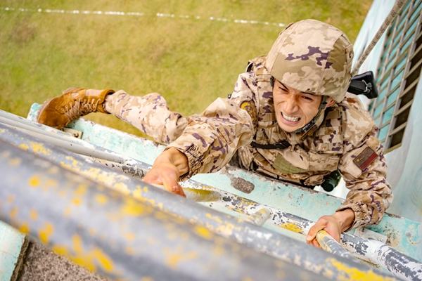 2、2026年1月4日，武警官兵进行阳台攀登训练。赖成龙摄