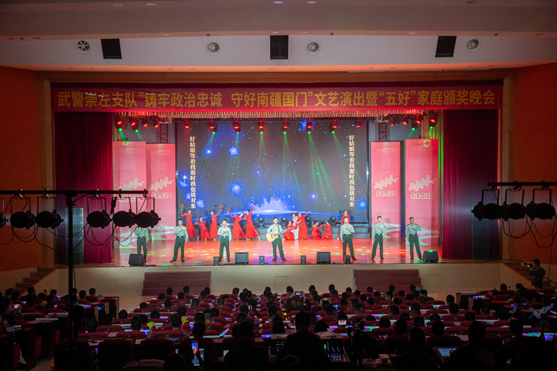 情景弹唱《好姑娘等着我》。赵天钰摄