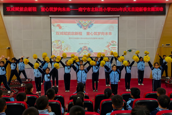 蹦床啦啦操表演。莫淑雅攝