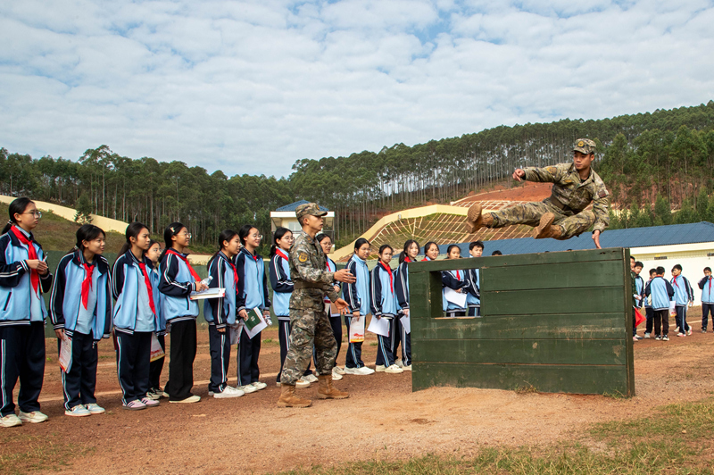 官兵为师生展示障碍训练。赵天钰摄