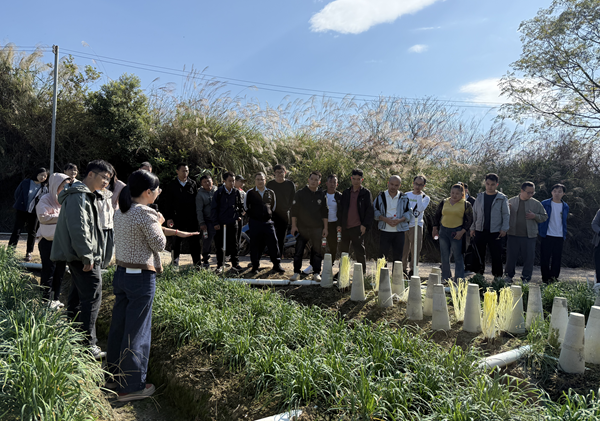 党员干部赴产业基地开展现场教学