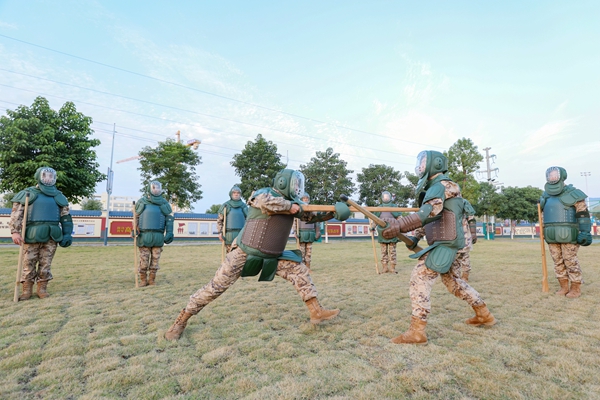 官兵開展刺殺訓練。馬振攝