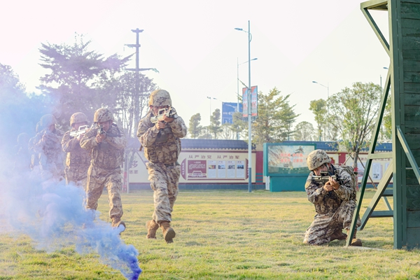 官兵開展戰術訓練。馬振攝
