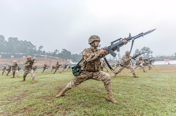 武警官兵進行刺殺訓練。唐明洋攝