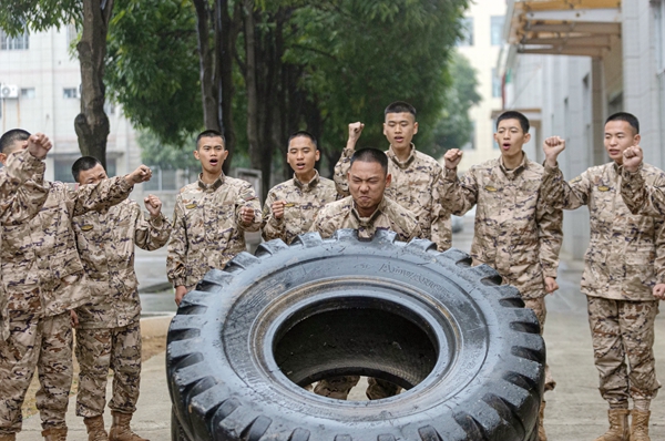 武警官兵進行強化體能訓練。唐明洋攝