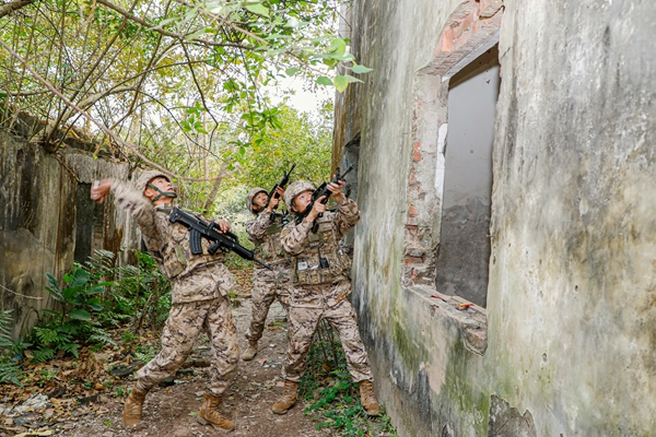 武警官兵開展“紅藍”實戰化對抗演練。馬騰飛攝