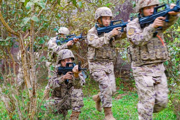 武警官兵开展实战化对抗演练。马腾飞摄