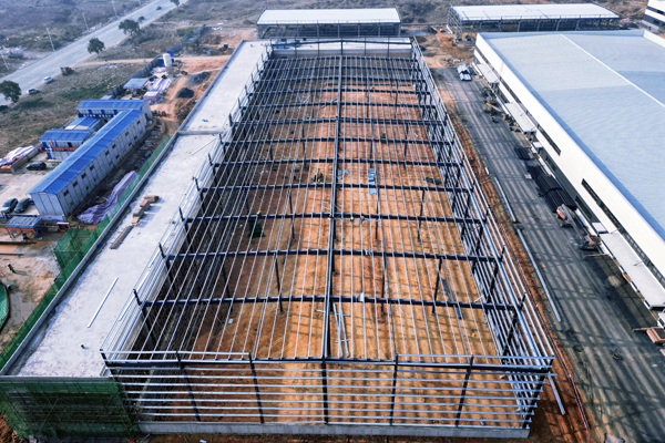 桂北冷链物流分拨中心2号楼钢结构施工。广西现代物流集团供图