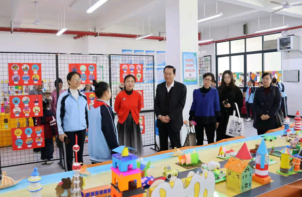 嘉賓與師生一同參觀疍家文化作品展區