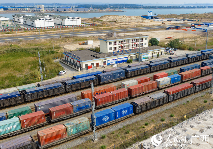 滿載集裝箱的貨物班列整齊有序停靠在股道上。人民網記者 王勇攝