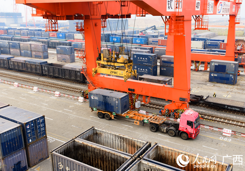 自动化龙门吊正在吊装汽运集装箱货物。人民网记者 王勇摄