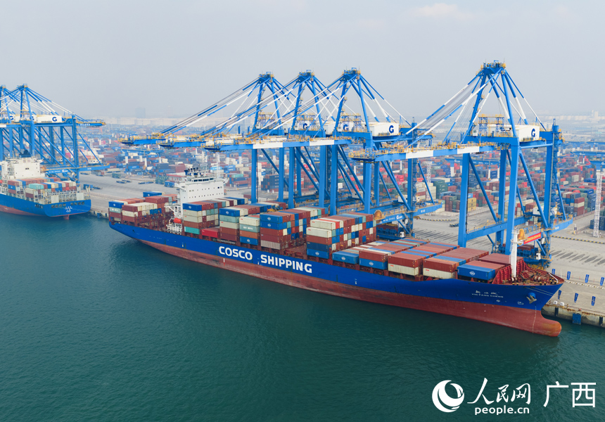 一艘满载集装箱的货轮正在北部湾港钦州自动化码头卸货。人民网记者 王勇摄