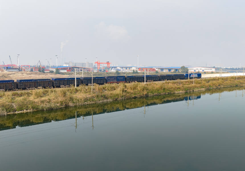 一趟滿載集裝箱貨物的西部陸海新通道鐵海聯運班列，從欽州港東站緩緩駛出。陳磊攝