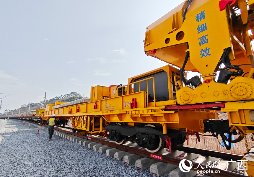 铺轨现场。人民网记者 王勇摄