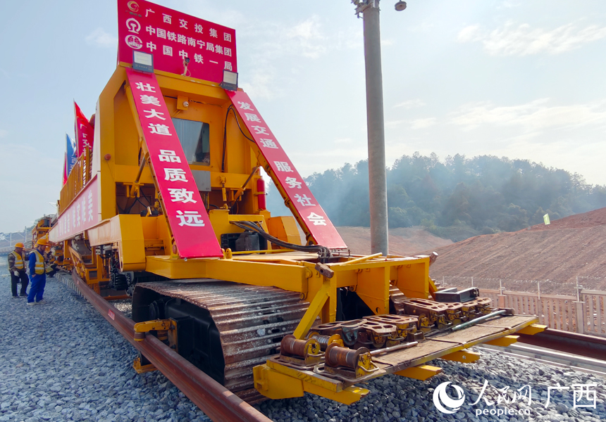 铺轨现场。人民网记者 王勇摄