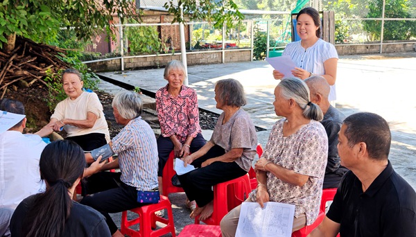 “00后”宣讲员农玉文，为老年群体解读惠民政策。荣华乡人民政府供图