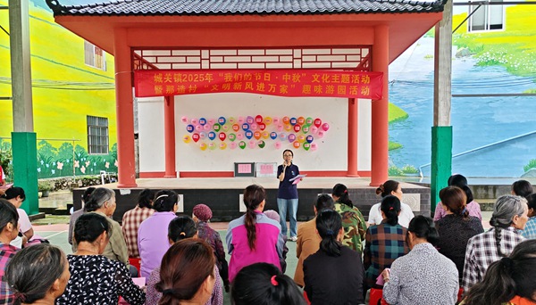 “00后”宣讲员韦语红，借中秋佳节宣讲移风易俗。城关镇人民政府供图