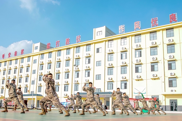 官兵們在開展擒敵術訓練。