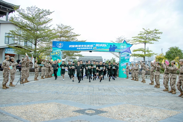 參賽官兵分批次沖出起跑線。程博正攝