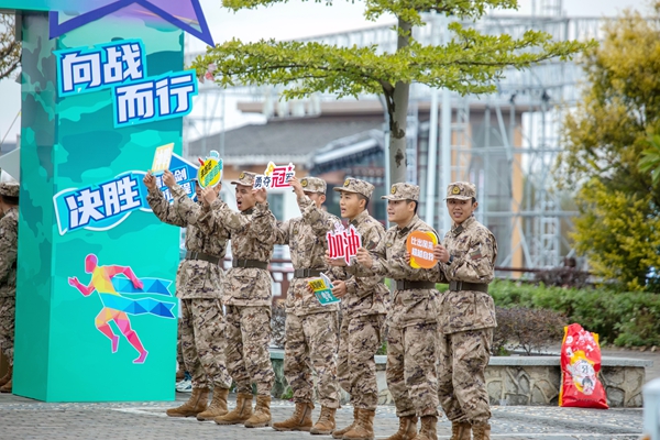 沿途保障人員為參賽官兵加油鼓勁。張建琛攝