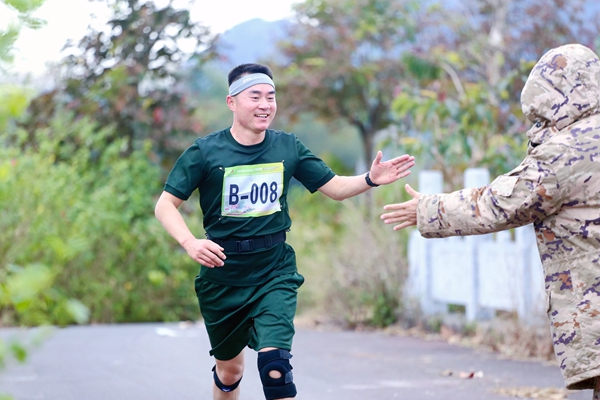 沿途保障人員為參賽官兵加油鼓勁。孫躍攝