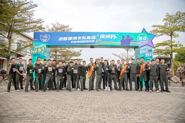 參賽官兵合影留念。程博正攝