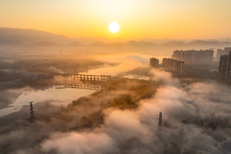 平流雾漫卷全州。唐广东摄