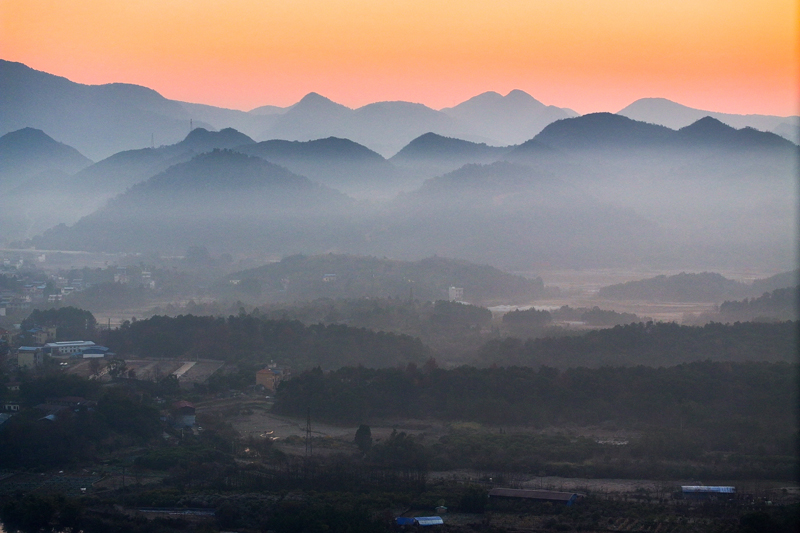 平流雾漫卷全州。唐广东摄