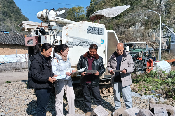 農技人員向農機專業合作社宣傳推介“廣西農機”小程序使用。潘杰攝