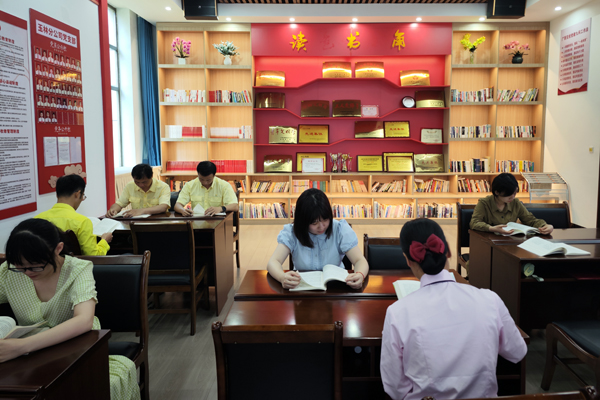 开展阅读活动照片。李玉华摄