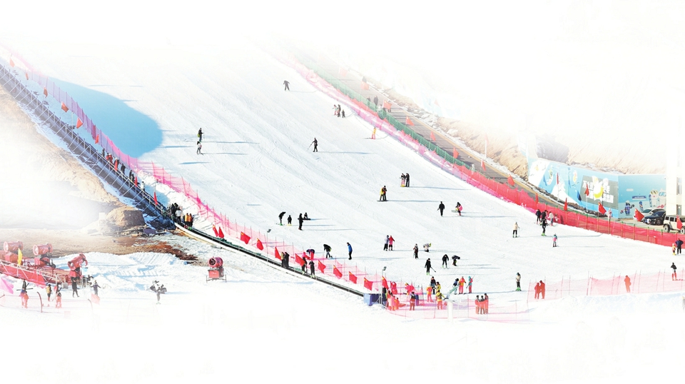 在崇家岭牧云滑雪场，游客尽情享受滑雪之乐。
