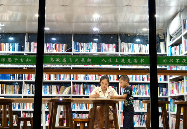 家長帶孩子在24小時智慧圖書館學習。張宇薇攝