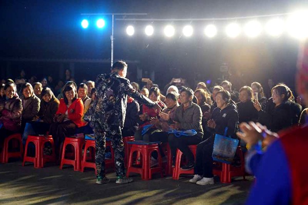 晚會現場群眾樂開懷。黃琪攝