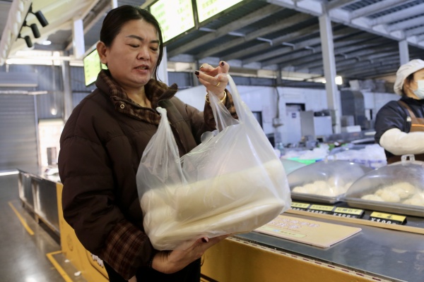 市民在购买“1元馒头”。景区供图