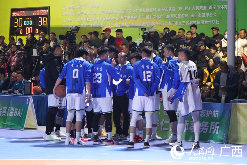 教練與隊員討論戰術。人民網 龐惠文攝