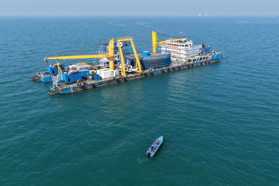 海缆敷设施工期间，海洋环境监测团队乘船测量并记录种群。陈默摄